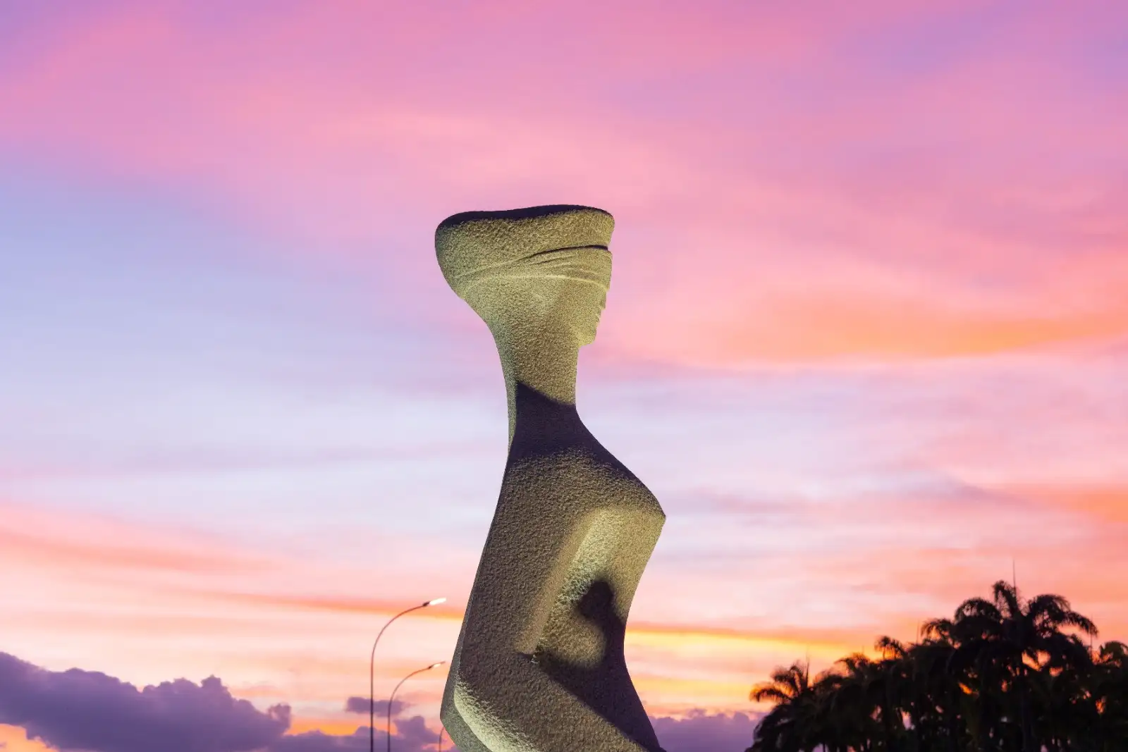 A Justiça, escultura de Alfredo Ceschiatti, em frente ao Supremo Tribunal Federal, ao entardecer